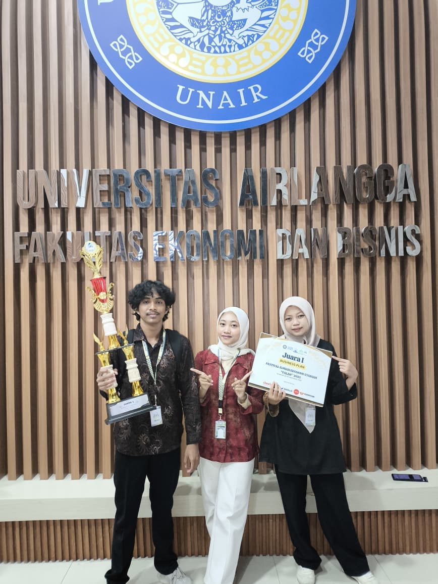 Dokumentasi prestasi UKM Penalaran ITS